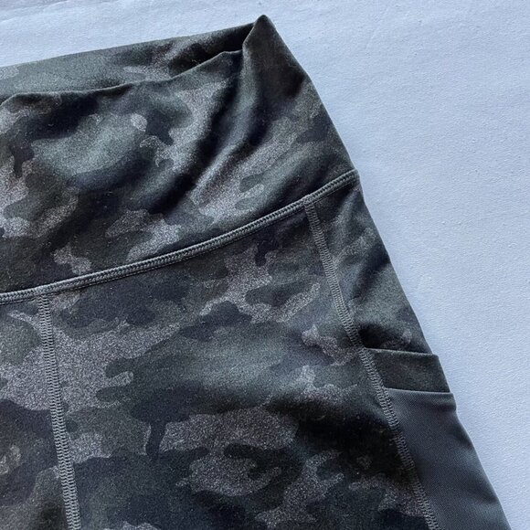 Women’s / Teen’s Fabletics Powerhold Camo Capri Leggings Size Small - Picture 3 of 7